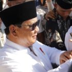 Warga Huntara Aceh Tamiang antusias menyambut kehadiran Presiden Prabowo Subianto dalam perayaan Idul Fitri 1447 H, Sabtu (21/3/2026). Foto: Dok. Istimewa 