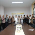Pimpinan Bank Aceh bersama pengurus Baitul Mal Aceh dan Baitul Mal Kota Banda Aceh berfoto usai penyerahan zakat karyawan sebesar Rp1,43 miliar di Banda Aceh, Kamis (12/3/2026). Foto: Dok. Istimewa