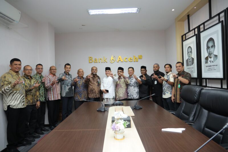 Pimpinan Bank Aceh bersama pengurus Baitul Mal Aceh dan Baitul Mal Kota Banda Aceh berfoto usai penyerahan zakat karyawan sebesar Rp1,43 miliar di Banda Aceh, Kamis (12/3/2026). Foto: Dok. Istimewa