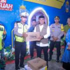 Bupati Aceh Besar H. Muharram Idris menyerahkan logistik ke personel Pospam Bundaran Lambaro, Kecamatan Ingin Jaya, Kamis (18/3/2026) malam. Foto: Prokopim Aceh Besar