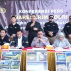 Petugas Bareskrim Polri saat menggelar konferensi pers pengungkapan kasus kejahatan dengan menampilkan sejumlah barang bukti di hadapan awak media, Senin (16/3/2026). Foto: Dok. Istimewa