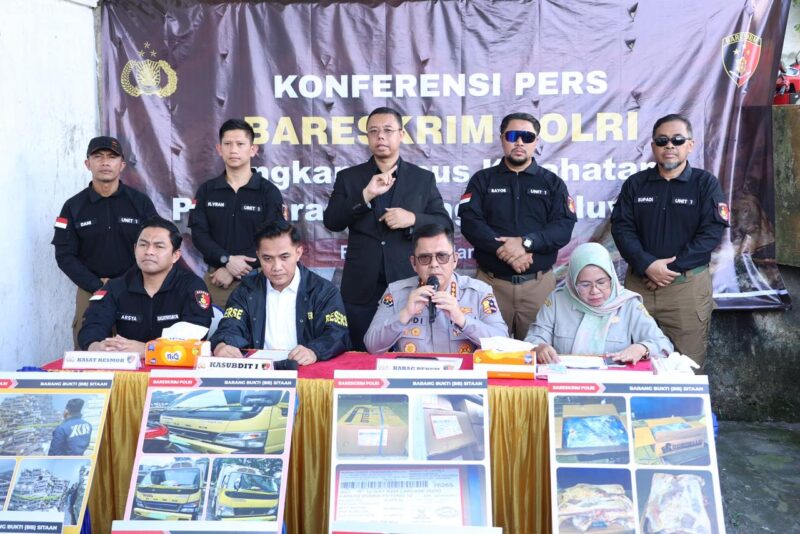 Petugas Bareskrim Polri saat menggelar konferensi pers pengungkapan kasus kejahatan dengan menampilkan sejumlah barang bukti di hadapan awak media, Senin (16/3/2026). Foto: Dok. Istimewa