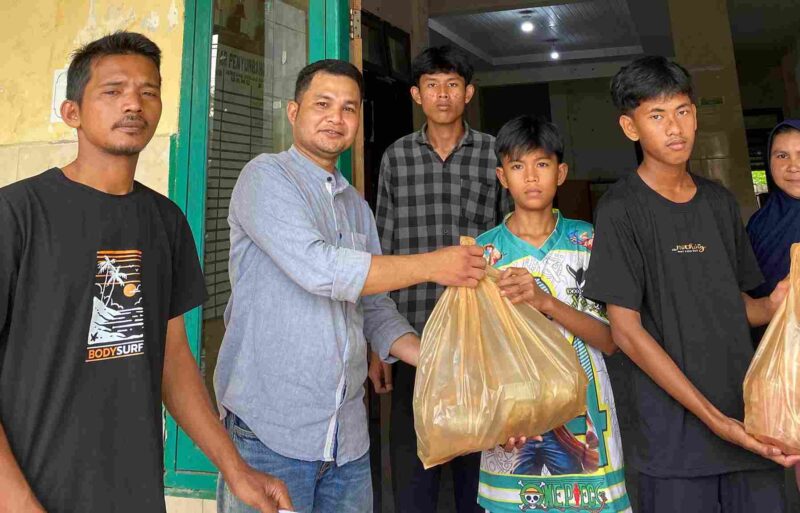 DPD KNPI Kabupaten Simeulue saat menyerahkan Paket Takjil Ramadhan yang diserahkan langsung oleh Ketua KNPI, Eriton. (Dok, Foto: Agus Muliadi/Acehnow)