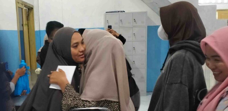 Koordinator Sppg Ameria Bahagia Tila merasa terharu saat menyerahkan THR dan Bingkisan kepada Relawan. (Foto: Dok, AgusMuliadi/Acehnow)