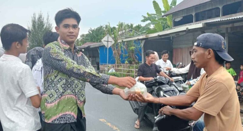 SMA Negeri tiga Simeulue Tengah bersama dewan Guru bagi bagi takjil.(Foto: Dok, AgusMuliadi/Acehnow)