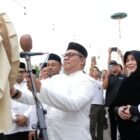 Direktur Utama Bank Aceh, Fadhil, memukul bedug sebagai tanda dibukanya Gampong Ramadhan in Action 2026 di kawasan Masjid Raya Baiturrahman, Banda Aceh, Sabtu (1/3/2026), disaksikan jajaran pejabat dan masyarakat. Foto: Dok. Istimewa