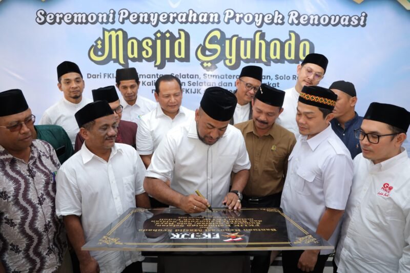 Ketua Forum Komunikasi Industri Jasa Keuangan Aceh, Fadhil Ilyas, menandatangani prasasti saat seremoni penyerahan proyek renovasi Masjid Syuhada Kuala Simpang di Kabupaten Aceh Tamiang, Kamis (5/3/2026). Foto: Dok. Istimewa