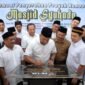 Ketua Forum Komunikasi Industri Jasa Keuangan Aceh, Fadhil Ilyas, menandatangani prasasti saat seremoni penyerahan proyek renovasi Masjid Syuhada Kuala Simpang di Kabupaten Aceh Tamiang, Kamis (5/3/2026). Foto: Dok. Istimewa