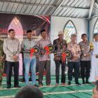 Menko Polkam RI bersama Pangdam Iskandar Muda dan unsur Forkopimda menyerahkan secara simbolis kunci hunian tetap kepada perwakilan warga terdampak banjir bandang dan tanah longsor di Gampong Kuala Cangkoy, Kecamatan Lapang, Kabupaten Aceh Utara, Sabtu (14/3/2026). Foto: Dok. Istimewa