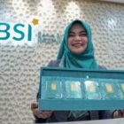 Petugas menunjukkan emas batangan produk Bank Syariah Indonesia (BSI) di Jakarta, Selasa (4/3/2026). Foto: Dok. Istimewa