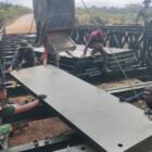 Personel Batalyon Zeni Tempur 16/Dhika Anoraga memasang plat lantai Jembatan Bailey di Kecamatan Lhoksukon, Aceh Utara, Selasa (3/3/2026). Foto: Dok. Istimewa