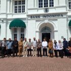 Ketua Yayasan AMANAH Dr. Ir. Syaifullah Muhammad, ST, M.Eng bersama Kepala Perwakilan Bank Indonesia Provinsi Aceh Agus Chusaini serta jajaran berfoto bersama usai audiensi membahas penguatan UMKM dan ekonomi kreatif Aceh di Gedung Bank Indonesia Banda Aceh, Senin (9/3/2026). Foto: Dok. Istimewa 