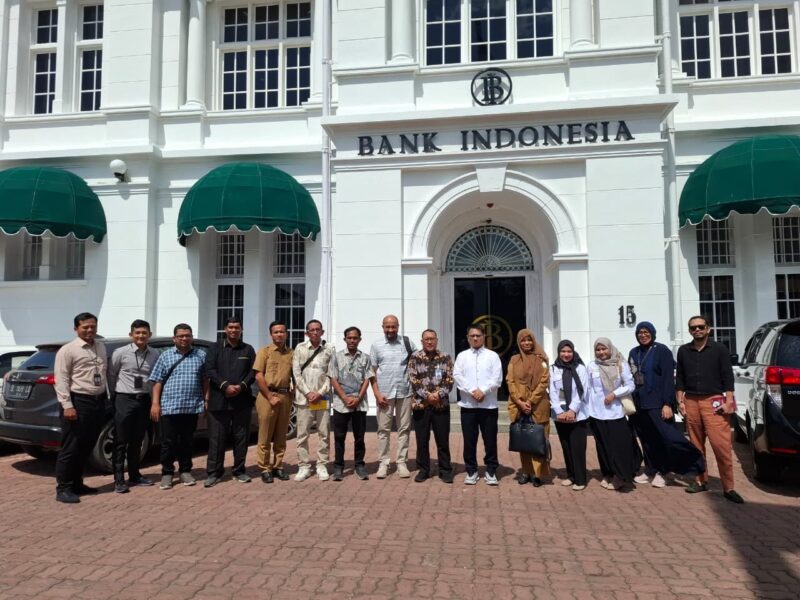 Ketua Yayasan AMANAH Dr. Ir. Syaifullah Muhammad, ST, M.Eng bersama Kepala Perwakilan Bank Indonesia Provinsi Aceh Agus Chusaini serta jajaran berfoto bersama usai audiensi membahas penguatan UMKM dan ekonomi kreatif Aceh di Gedung Bank Indonesia Banda Aceh, Senin (9/3/2026). Foto: Dok. Istimewa 