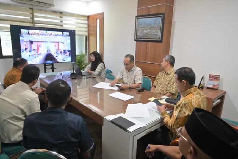 Wakil Gubernur Aceh Fadhlullah mengikuti rapat virtual bersama Menteri Dalam Negeri Tito Karnavian terkait sosialisasi penyesuaian Transfer ke Daerah (TKD) Tahun Anggaran 2026 di Kantor Gubernur Aceh, Banda Aceh, Kamis (5/3/2026). Foto: Dok. Istimewa