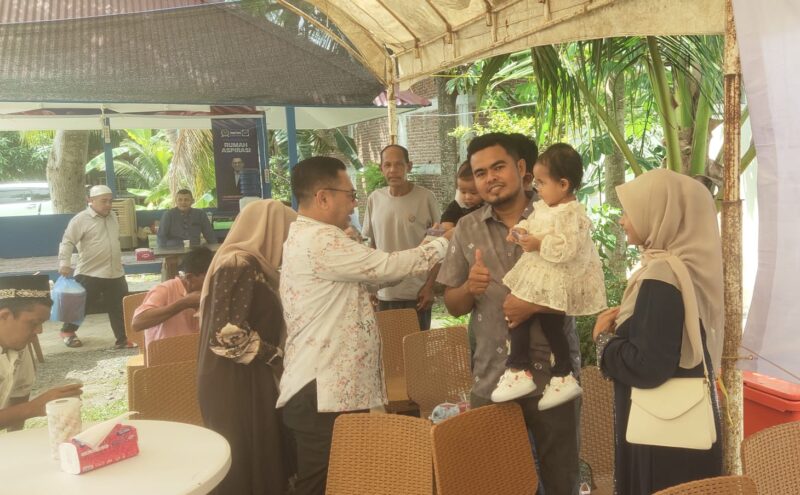 HT Ibrahim (tengah) berfoto bersama warga saat open house Idul Fitri 1447 H di kediamannya di Desa Liue, Kecamatan Darussalam, Aceh Besar, Senin (23/3/2026). Foto: Dok. Istimewa