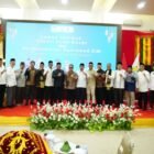 Ketua DPRK Aceh Besar Abdul Mucthi bersama unsur Forkopimda dan tamu undangan berfoto bersama dalam acara lepas sambut Kajari Aceh Besar serta Danlanud Sultan Iskandar Muda di Meuligoe Bupati Aceh Besar, Selasa (3/3/2026). Foto: Dok. Istimewa