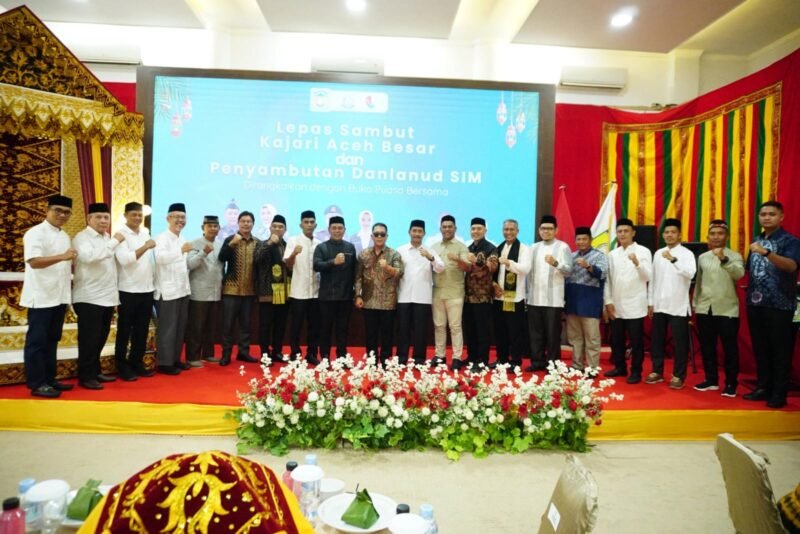 Ketua DPRK Aceh Besar Abdul Mucthi bersama unsur Forkopimda dan tamu undangan berfoto bersama dalam acara lepas sambut Kajari Aceh Besar serta Danlanud Sultan Iskandar Muda di Meuligoe Bupati Aceh Besar, Selasa (3/3/2026). Foto: Dok. Istimewa