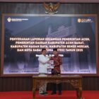 Bupati Aceh Barat, Tarmizi, menyerahkan LKPD Unaudited Tahun Anggaran 2025 kepada Kepala BPK RI Perwakilan Aceh di Banda Aceh, Selasa (31/3/2026). Foto: Dok. Istimewa