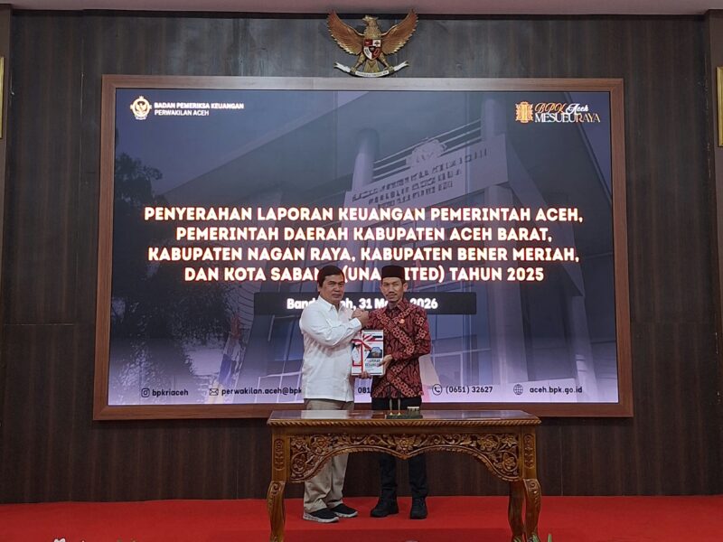 Bupati Aceh Barat, Tarmizi, menyerahkan LKPD Unaudited Tahun Anggaran 2025 kepada Kepala BPK RI Perwakilan Aceh di Banda Aceh, Selasa (31/3/2026). Foto: Dok. Istimewa 