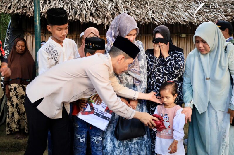 Bupati Aceh Barat Tarmizi menyerahkan bantuan kepada keluarga anak yatim yang tinggal di rumah tidak layak huni di Desa Pasi Jeut, Woyla Barat, Selasa (17/3/2026). Foto: Dok. Istimewa