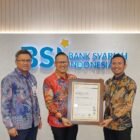 Penyerahan sertifikasi ISO/IEC 27701:2019 Sistem Manajemen Informasi Privasi  (SMIP) diserahkan oleh Regional Director Lembaga Sertifikasi CBQA Global Anwar Siregar kepada Direktur Compliance & Human Capital BSI Arief Adhi Sanjaya dan Direktur Information Technology BSI Muharto Hadi Suprapto. Foto: Dok. Istimewa