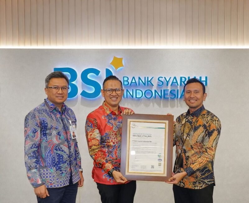 Penyerahan sertifikasi ISO/IEC 27701:2019 Sistem Manajemen Informasi Privasi (SMIP) diserahkan oleh Regional Director Lembaga Sertifikasi CBQA Global Anwar Siregar kepada Direktur Compliance & Human Capital BSI Arief Adhi Sanjaya dan Direktur Information Technology BSI Muharto Hadi Suprapto. Foto: Dok. Istimewa