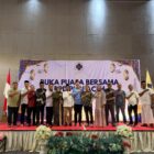 Ketua BPD Perhimpunan Hotel dan Restoran Indonesia Aceh Andre Leo bersama para stakeholder pariwisata, pimpinan organisasi usaha, dan perwakilan maskapai foto bersama usai kegiatan buka puasa bersama di The Pade Hotel, Jumat (13/3/2026). Foto: Dok. Istimewa