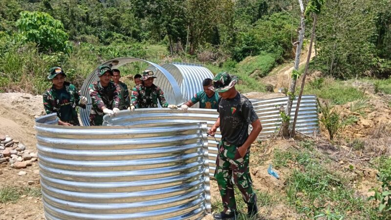 Personel TNI Kodam Iskandar Muda bersama warga melakukan pemasangan rangka jembatan Armco di wilayah pedalaman Aceh untuk membuka akses transportasi, Minggu (22/3/2026). Foto: Dok. Istimewa