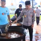 Kapolda Aceh Irjen Pol. Marzuki Ali Basyah mengaduk kuah beulangong bersama masyarakat saat persiapan Khanduri Ramadhan di halaman Masjid Raya Baiturrahman, Banda Aceh, Jumat (6/3/2026). Foto: Dok. Istimewa