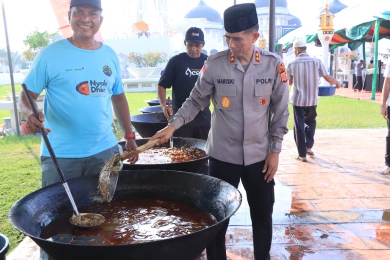 Kapolda Aceh Irjen Pol. Marzuki Ali Basyah mengaduk kuah beulangong bersama masyarakat saat persiapan Khanduri Ramadhan di halaman Masjid Raya Baiturrahman, Banda Aceh, Jumat (6/3/2026). Foto: Dok. Istimewa