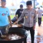 Kapolda Aceh Irjen Pol. Marzuki Ali Basyah mengaduk kuah beulangong bersama masyarakat saat persiapan Khanduri Ramadhan di halaman Masjid Raya Baiturrahman, Banda Aceh, Jumat (6/3/2026). Foto: Dok. Istimewa