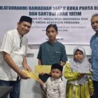 CEO PT Media NOA Indonesia dan PT. Media Acehnow Perdana Nazarullah, SE bersama pimpinan redaksi NOA.co.id dan Acehnow.com menyerahkan santunan secara simbolis kepada anak yatim dalam kegiatan silaturahmi Ramadan 1447 H di Rumah Makan Lem Bakrie, Banda Aceh, Jumat (13/3/2026). Foto: Dok. Pribadi/Acehnow.com