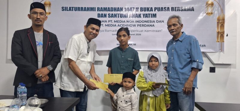 CEO PT Media NOA Indonesia dan PT. Media Acehnow Perdana Nazarullah, SE bersama pimpinan redaksi NOA.co.id dan Acehnow.com menyerahkan santunan secara simbolis kepada anak yatim dalam kegiatan silaturahmi Ramadan 1447 H di Rumah Makan Lem Bakrie, Banda Aceh, Jumat (13/3/2026). Foto: Dok. Pribadi/Acehnow.com