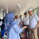 Sekda Aceh Muhammad Nasir berdialog dengan salah satu pemudik saat meninjau langsung program mudik gratis tujuan Sabang di atas KMP Aceh Hebat 2, Pelabuhan Ulee Lheue, Banda Aceh, Rabu (18/3/2026). Foto: Dok. Istimewa