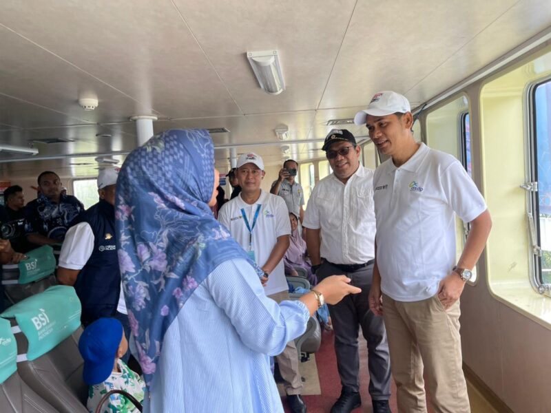 Sekda Aceh Muhammad Nasir berdialog dengan salah satu pemudik saat meninjau langsung program mudik gratis tujuan Sabang di atas KMP Aceh Hebat 2, Pelabuhan Ulee Lheue, Banda Aceh, Rabu (18/3/2026). Foto: Dok. Istimewa