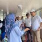 Sekda Aceh Muhammad Nasir berdialog dengan salah satu pemudik saat meninjau langsung program mudik gratis tujuan Sabang di atas KMP Aceh Hebat 2, Pelabuhan Ulee Lheue, Banda Aceh, Rabu (18/3/2026). Foto: Dok. Istimewa