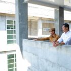 Bupati Aceh Barat Tarmizi bersama Sekda Aceh Muhammad Nasir melihat langsung kondisi pembangunan RS Regional Meulaboh saat peninjauan lapangan di Kecamatan Johan Pahlawan, Aceh Barat, Senin (9/3/2026). Foto: Dok. Istimewa