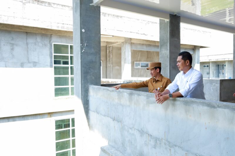 Bupati Aceh Barat Tarmizi bersama Sekda Aceh Muhammad Nasir melihat langsung kondisi pembangunan RS Regional Meulaboh saat peninjauan lapangan di Kecamatan Johan Pahlawan, Aceh Barat, Senin (9/3/2026). Foto: Dok. Istimewa