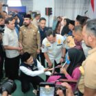 Menteri Sosial Saifullah Yusuf berbincang dengan salah satu warga terdampak bencana hidrometeorologi saat penyerahan bantuan di Pendopo Bupati Aceh Timur. Kegiatan tersebut turut dihadiri Menteri Dalam Negeri Tito Karnavian, Wakil Gubernur Aceh Fadhlullah, serta Bupati Aceh Timur Iskandar Usman Al-Farlaky, Senin (16/3/2026). Foto: Dok. Istimewa
