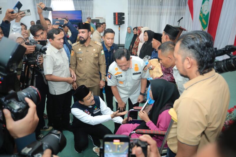 Menteri Sosial Saifullah Yusuf berbincang dengan salah satu warga terdampak bencana hidrometeorologi saat penyerahan bantuan di Pendopo Bupati Aceh Timur. Kegiatan tersebut turut dihadiri Menteri Dalam Negeri Tito Karnavian, Wakil Gubernur Aceh Fadhlullah, serta Bupati Aceh Timur Iskandar Usman Al-Farlaky, Senin (16/3/2026). Foto: Dok. Istimewa 