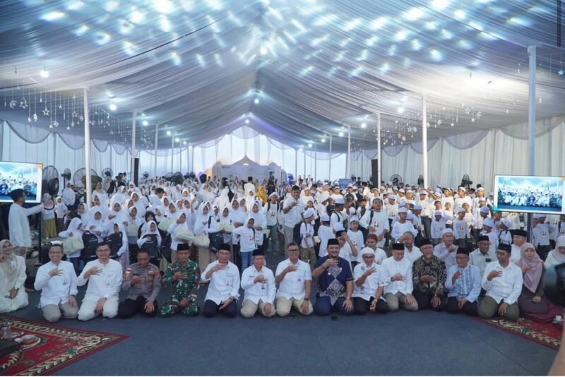 Direktur Utama BSI Anggoro Eko Cahyo bersama jajaran direksi dan anak-anak yatim berfoto bersama usai kegiatan BSI Berbagi di Masjid Darussalam, Aceh Tamiang, dalam rangka Ramadan 1447 H, Sabtu (7/3/2026). Foto: Dok. Istimewa