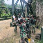 Personel Kodam Iskandar Muda membangun jembatan Bailey untuk mempercepat akses transportasi di wilayah terpencil Aceh, Senin (23/3/2026). Foto: Dok. Istimewa