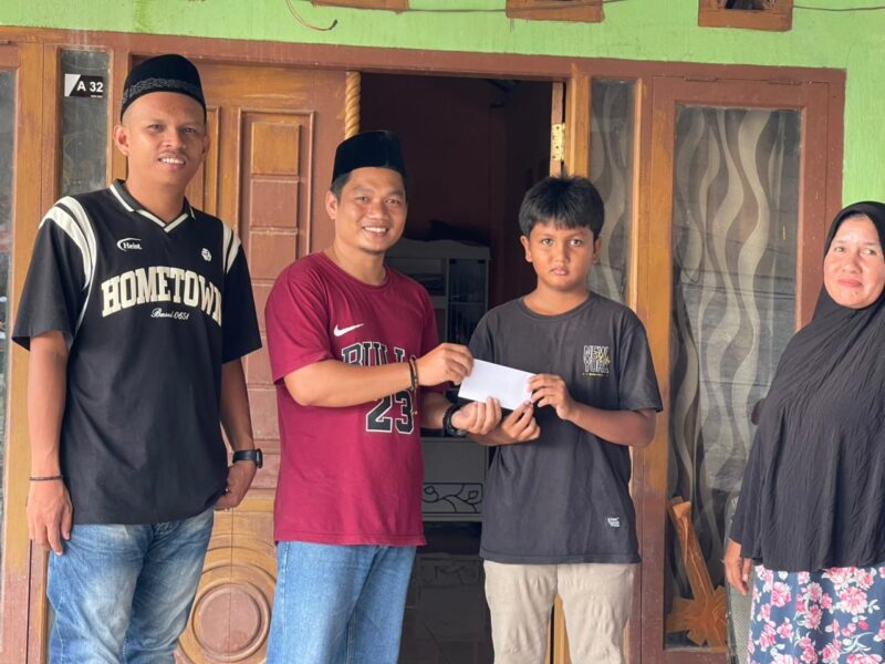 Penyaluran santunan kepada anak yatim oleh Komunitas Woyla di wilayah Woyla Raya, Aceh Barat, Rabu (18/3/2026). Foto: Dok. Istimewa