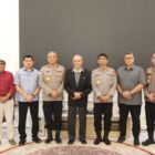 Wali Nanggroe Aceh Tgk. Malik Mahmud Al-Haythar, Kapolda Aceh Irjen Pol Marzuki Ali Basyah, Wakapolda, dan jajaran pimpinan Polda Aceh berfoto bersama staf Wali Nanggroe usai pertemuan koordinasi penanganan bencana dan keamanan masyarakat, Banda Aceh, Selasa (10/3/2026). Foto: Dok. Istimewa