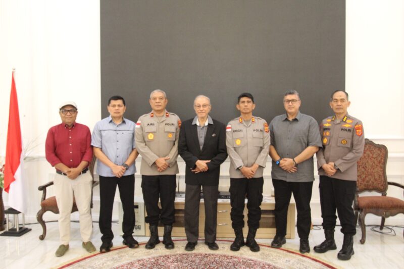 Wali Nanggroe Aceh Tgk. Malik Mahmud Al-Haythar, Kapolda Aceh Irjen Pol Marzuki Ali Basyah, Wakapolda, dan jajaran pimpinan Polda Aceh berfoto bersama staf Wali Nanggroe usai pertemuan koordinasi penanganan bencana dan keamanan masyarakat, Banda Aceh, Selasa (10/3/2026). Foto: Dok. Istimewa