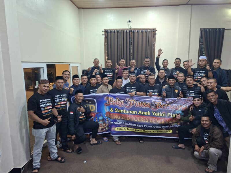 Ket foto : Keluarga besar ZLD Polres Bener Meriah berfoto bersama usai kegiatan buka puasa bersama dan santunan anak yatim yang digelar di Hotel Al Fattah.(Dok Rahmat/Acehnow)