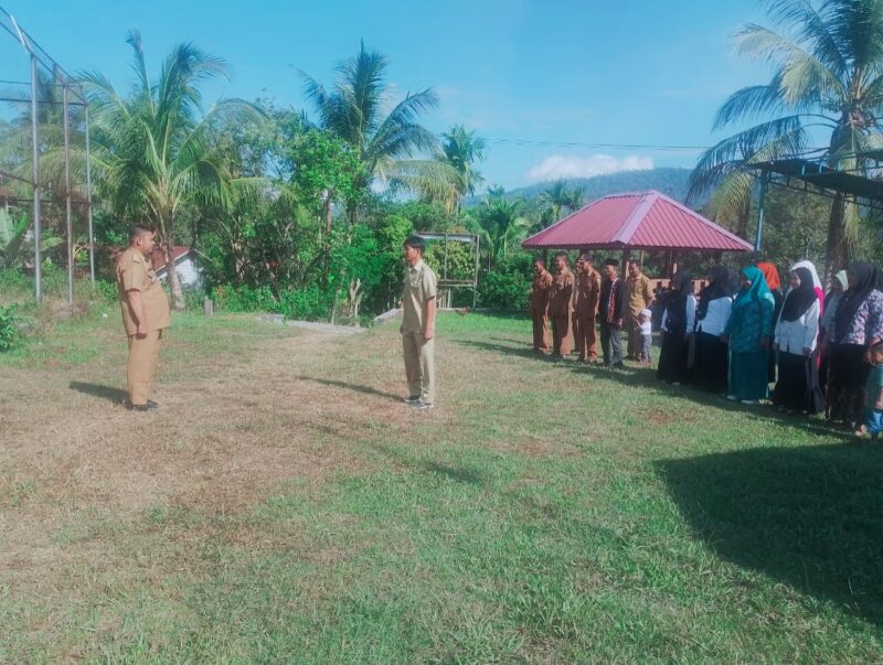 Ket foto : Reje Kasiman memimpin apel pagi bersama perangkat desa Wihni Durin.(Dok: Ist) 