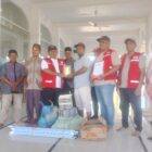 Ketua PMI Pidie Jaya Irwan Ibrahim ( tengah) menyerahkan paket untuk mesjid Baitul Sattar di Gampong Mesjid Tuha. Selasa, (17/3/2026 ). foto:Dok/Muhammad Rissan 