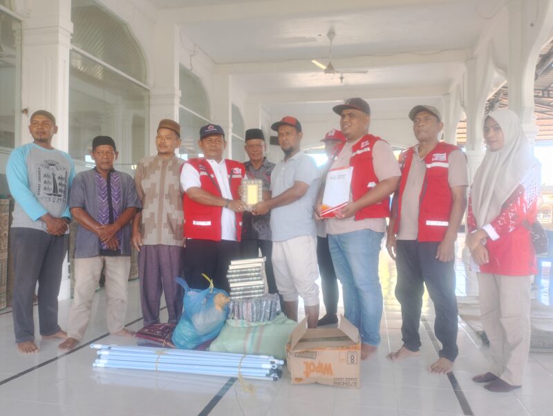 Ketua PMI Pidie Jaya Irwan Ibrahim ( tengah) menyerahkan paket untuk mesjid Baitul Sattar di Gampong Mesjid Tuha. Selasa, (17/3/2026 ). foto:Dok/Muhammad Rissan 