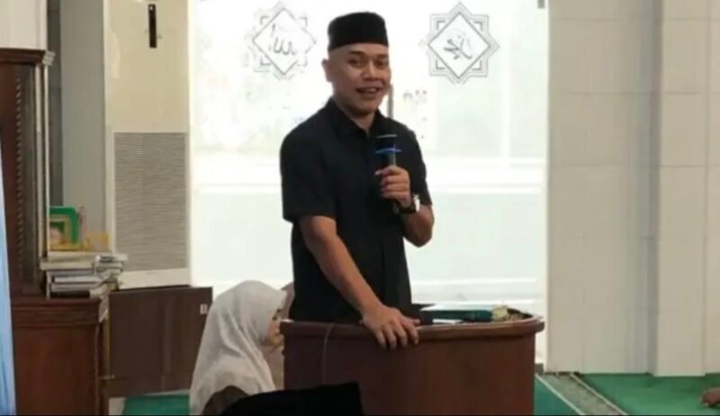 Ketua DPRK Aceh Besar Abdul Mukti saat membuka secara resmi Leadership Basic Training (LBT) PII Aceh Besar di Masjid Al Faizin, Lampeneurut, Darul Imarah, Sabtu (28/2/2026). Foto: Dok. Istimewa